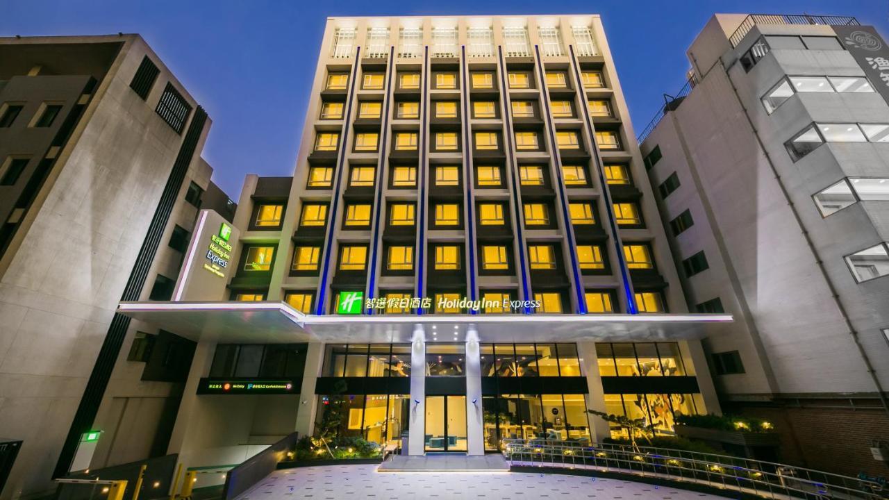 Holiday Inn Express Taichung Fengchia By Ihg Exterior photo