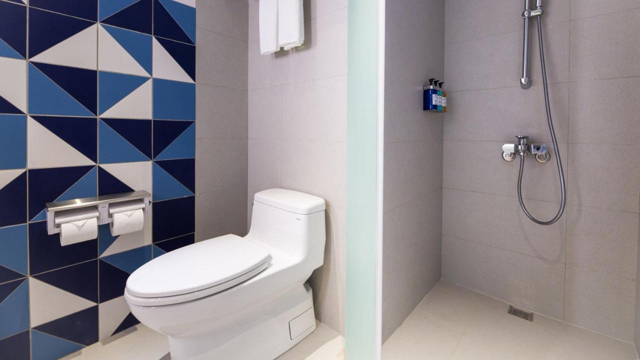 Holiday Inn Express Taichung Fengchia By Ihg Exterior photo