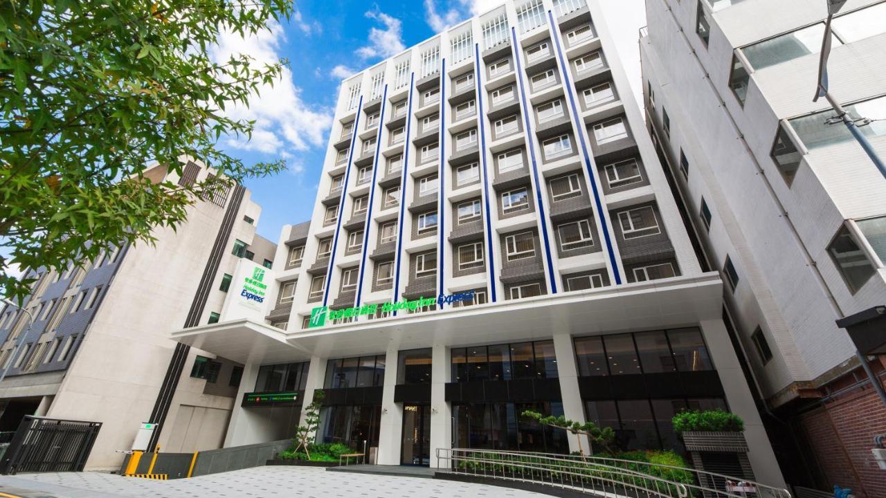 Holiday Inn Express Taichung Fengchia By Ihg Exterior photo
