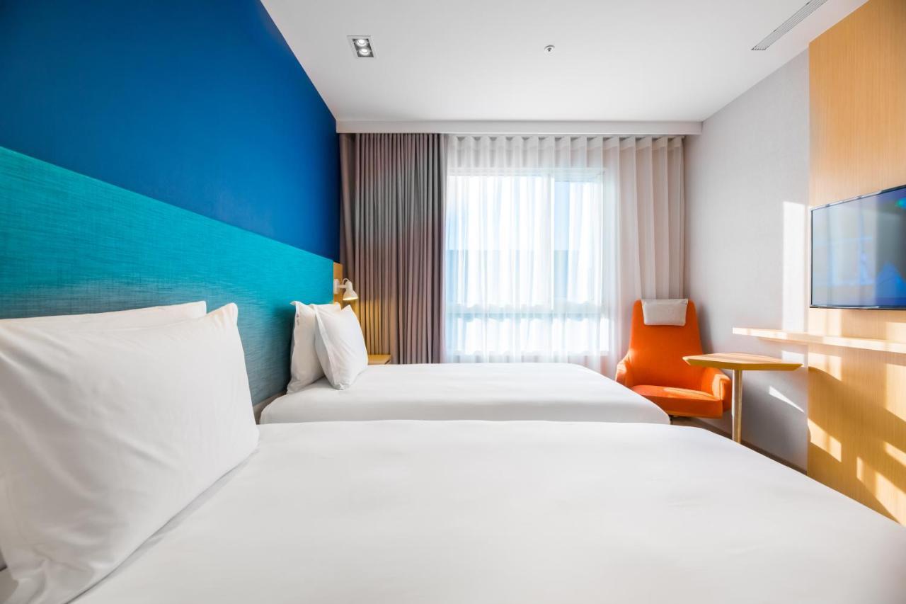 Holiday Inn Express Taichung Fengchia By Ihg Exterior photo